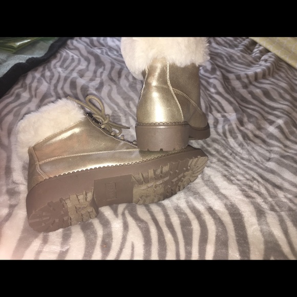 NWT Women’s gold fur boots 7.5 or 8 us - Picture 5 of 6